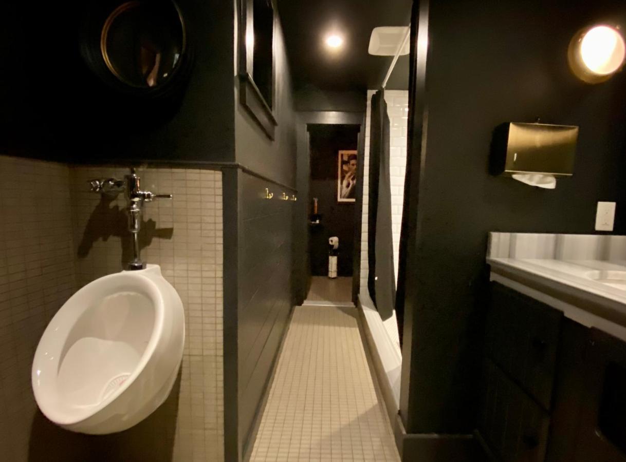 Crew'S Quarters Boarding House - Caters To Men Hotel Provincetown Bagian luar foto