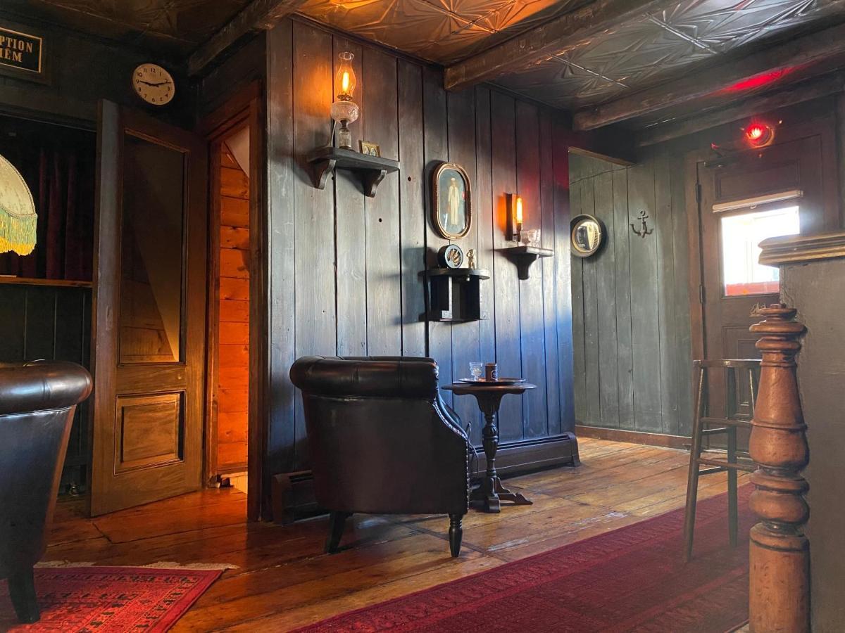 Crew'S Quarters Boarding House - Caters To Men Hotel Provincetown Bagian luar foto