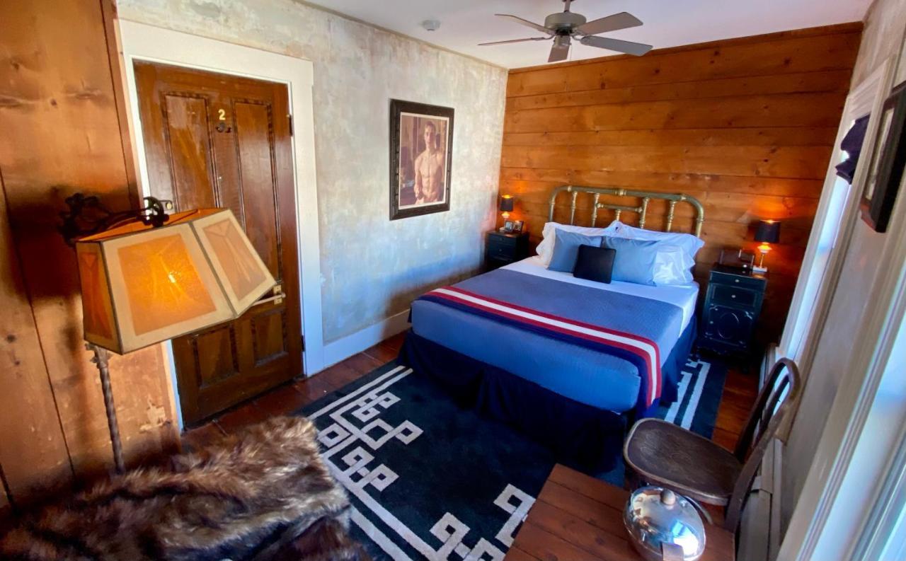 Crew'S Quarters Boarding House - Caters To Men Hotel Provincetown Bagian luar foto