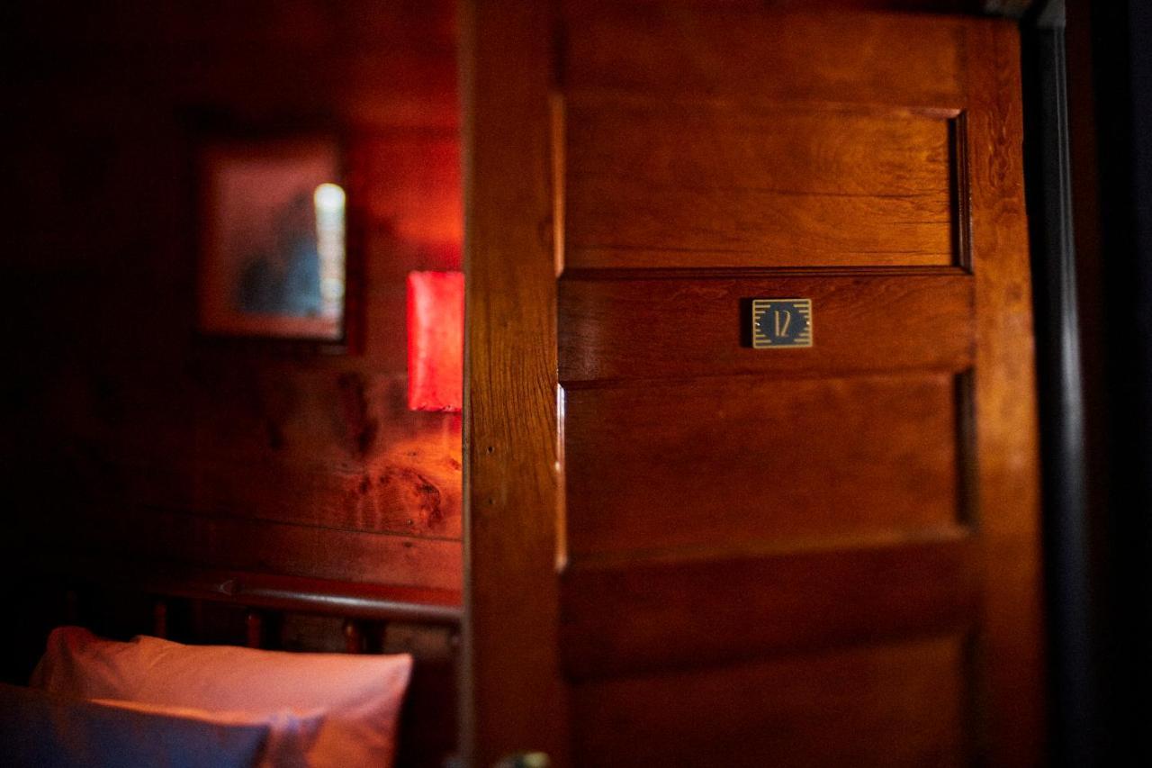 Crew'S Quarters Boarding House - Caters To Men Hotel Provincetown Bagian luar foto