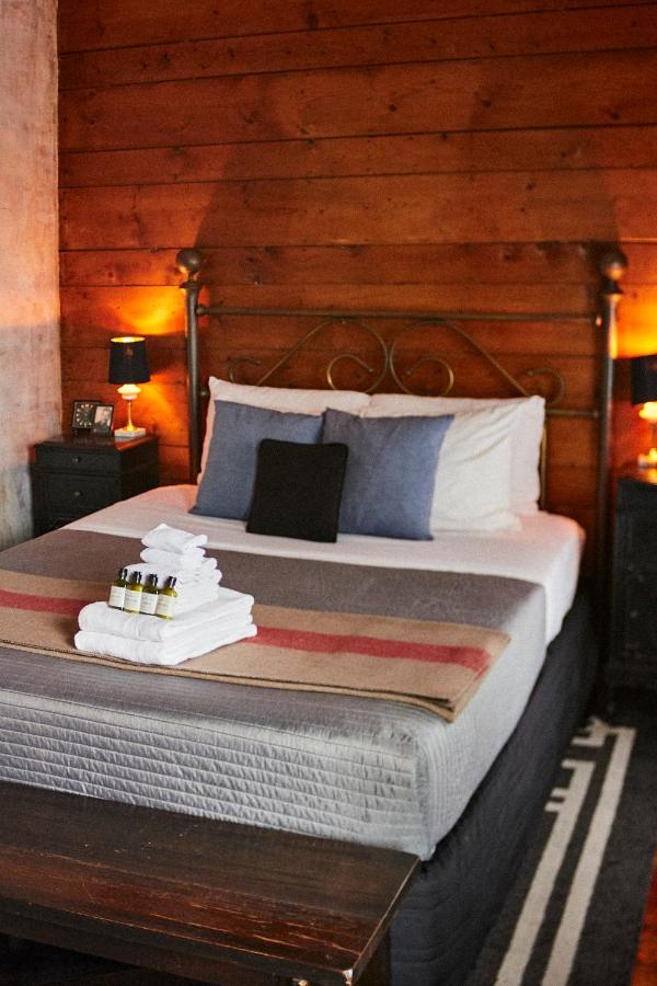 Crew'S Quarters Boarding House - Caters To Men Hotel Provincetown Bagian luar foto