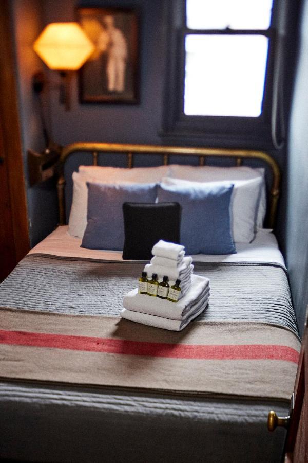 Crew'S Quarters Boarding House - Caters To Men Hotel Provincetown Bagian luar foto