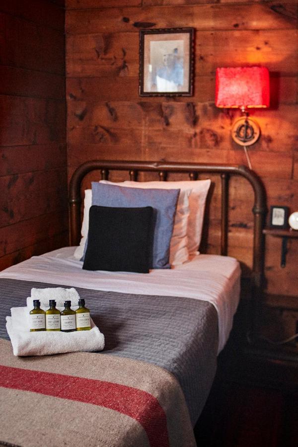 Crew'S Quarters Boarding House - Caters To Men Hotel Provincetown Bagian luar foto