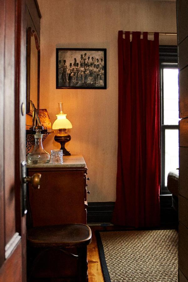 Crew'S Quarters Boarding House - Caters To Men Hotel Provincetown Bagian luar foto