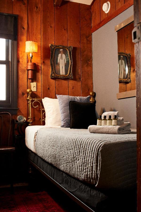 Crew'S Quarters Boarding House - Caters To Men Hotel Provincetown Bagian luar foto