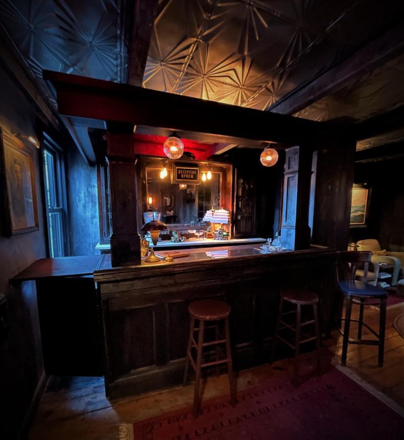 Crew'S Quarters Boarding House - Caters To Men Hotel Provincetown Bagian luar foto